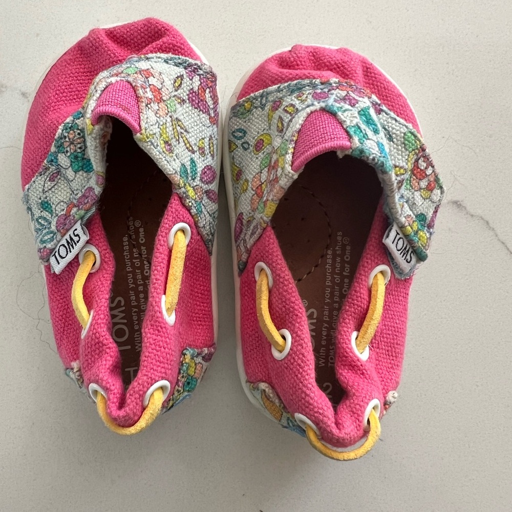 Tom’s infant shoes - floral pattern size tiny 2